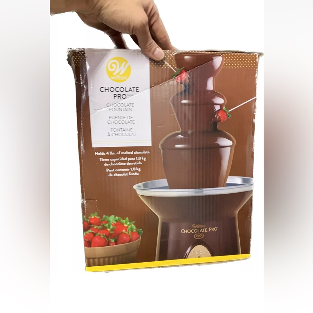 Wilton Chocolate Chocolate Fountain and Fondue Fountain 4 lb. Capacity